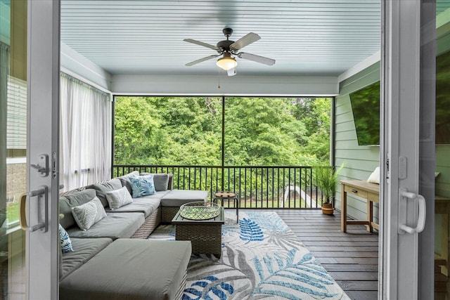 sunroom with ceiling fan