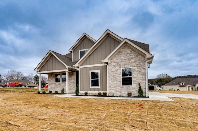 craftsman inspired home featuring a front lawn