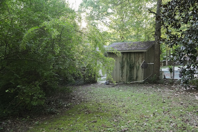 view of yard featuring a storage unit