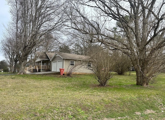 view of yard with a garage