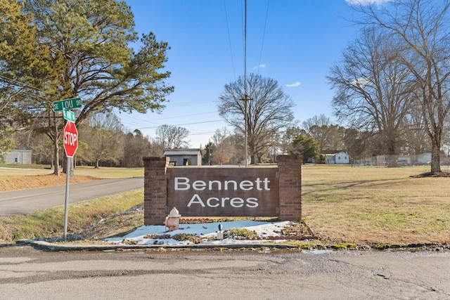 community / neighborhood sign with a yard