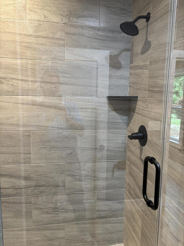 2901 Bobo Ave NW, Cleveland, TN 37312 - bathroom with a tile shower and wood finished floors
