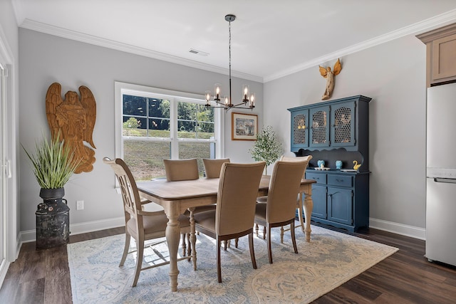 dining space featuring ornamental molding, dark hardwood / wood-style floors, and an inviting chandelier