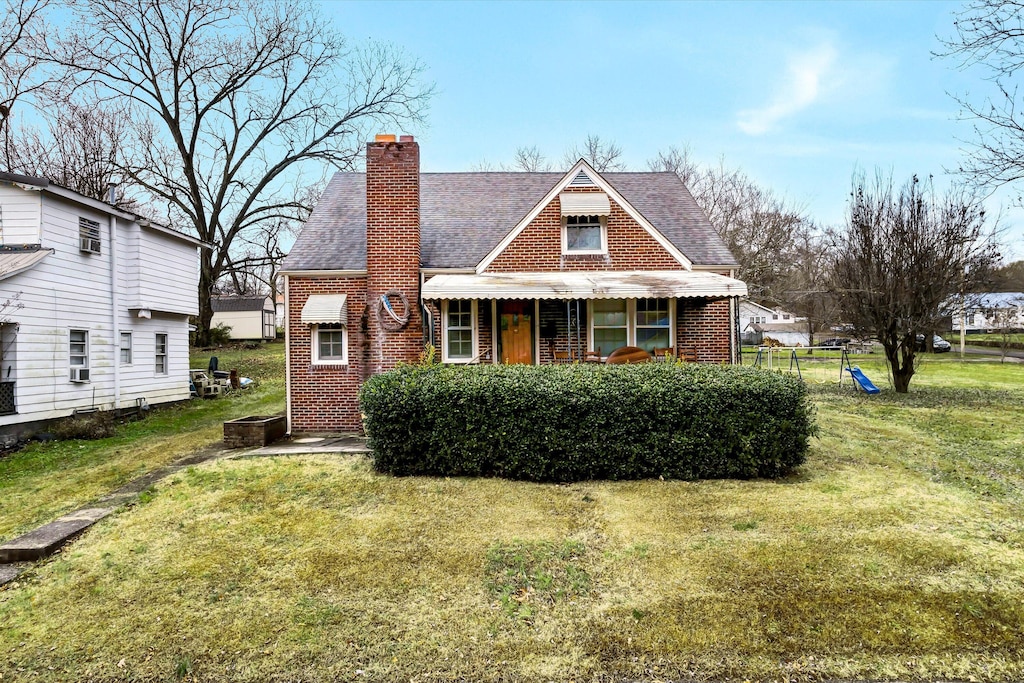 view of front of home with a front lawn