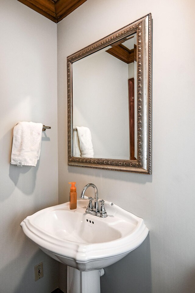 bathroom featuring sink