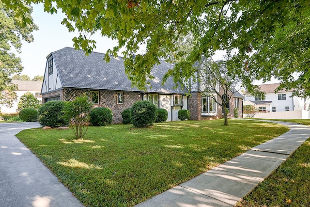 view of front of house featuring a front lawn