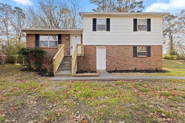 tri-level home featuring a front lawn