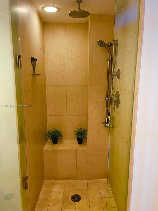 bathroom featuring a tile shower