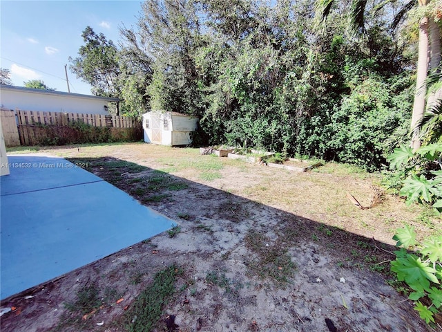 view of yard featuring a storage shed