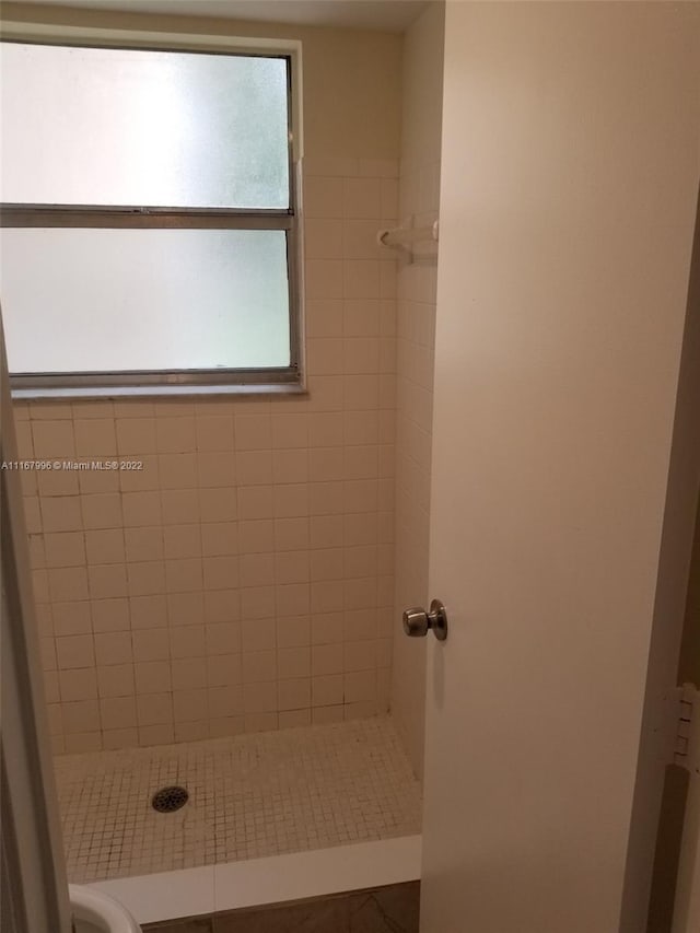 bathroom featuring a tile shower