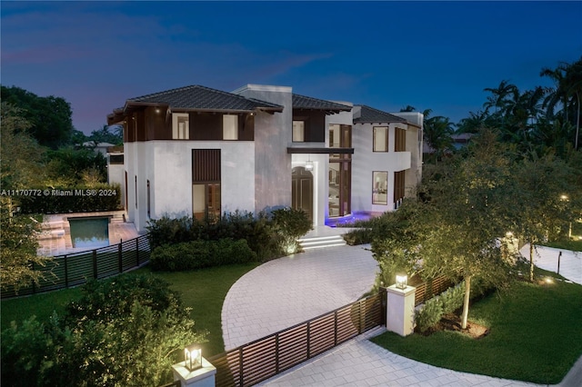 view of front of house featuring a front lawn