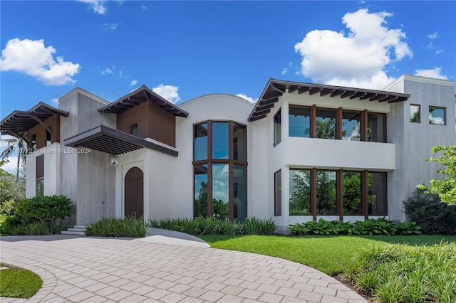 view of front of home featuring a front lawn