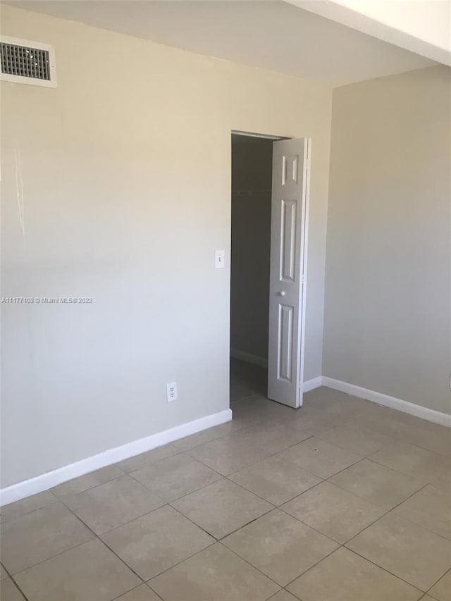 unfurnished room featuring light tile patterned flooring