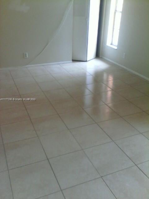 empty room featuring light tile patterned floors