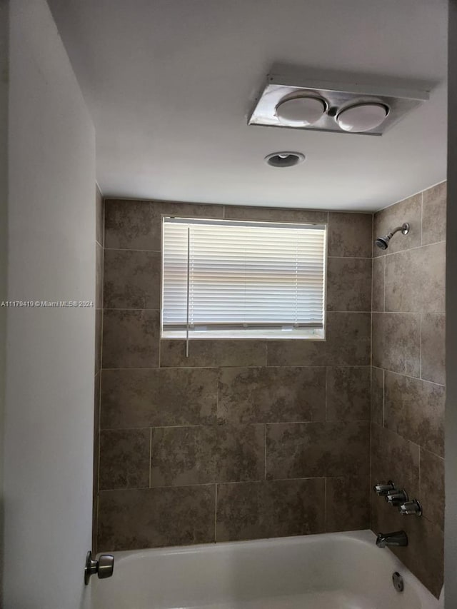 bathroom with tiled shower / bath combo