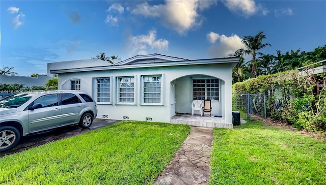 view of front of house featuring a front yard