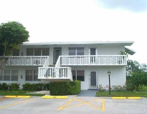 view of front facade with a balcony