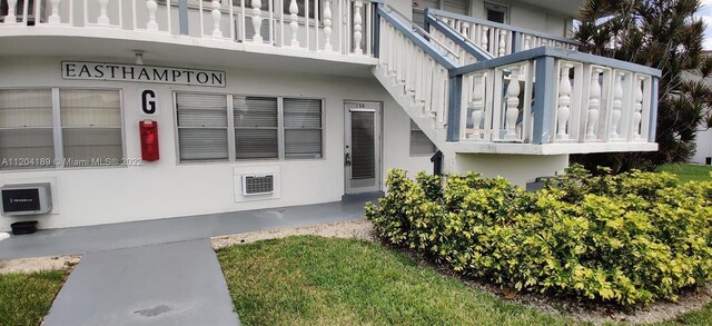 entrance to property featuring a balcony