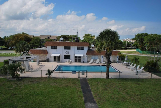 view of swimming pool with a yard