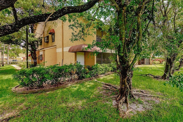 view of front of house featuring a front yard