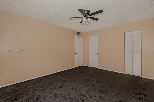 unfurnished bedroom with carpet, ceiling fan, and a textured ceiling