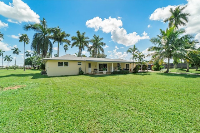 view of front facade featuring a front yard