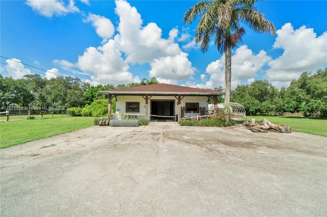 view of front of home featuring a front lawn