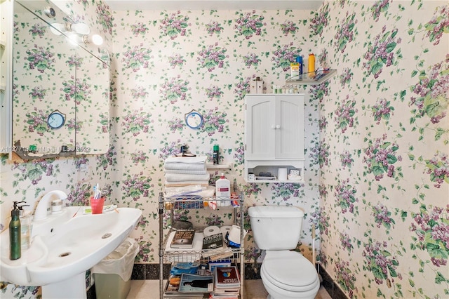 bathroom featuring toilet and sink