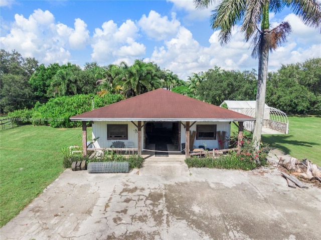 view of front of property featuring a front yard