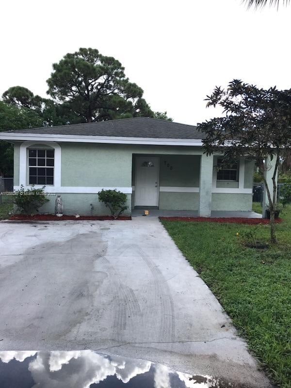 view of front facade with a front lawn