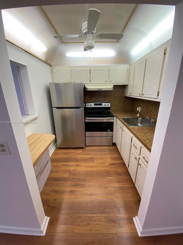 kitchen with light hardwood / wood-style floors, ceiling fan, tasteful backsplash, appliances with stainless steel finishes, and sink