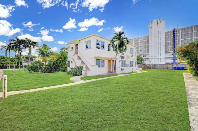 view of front of property featuring a front yard