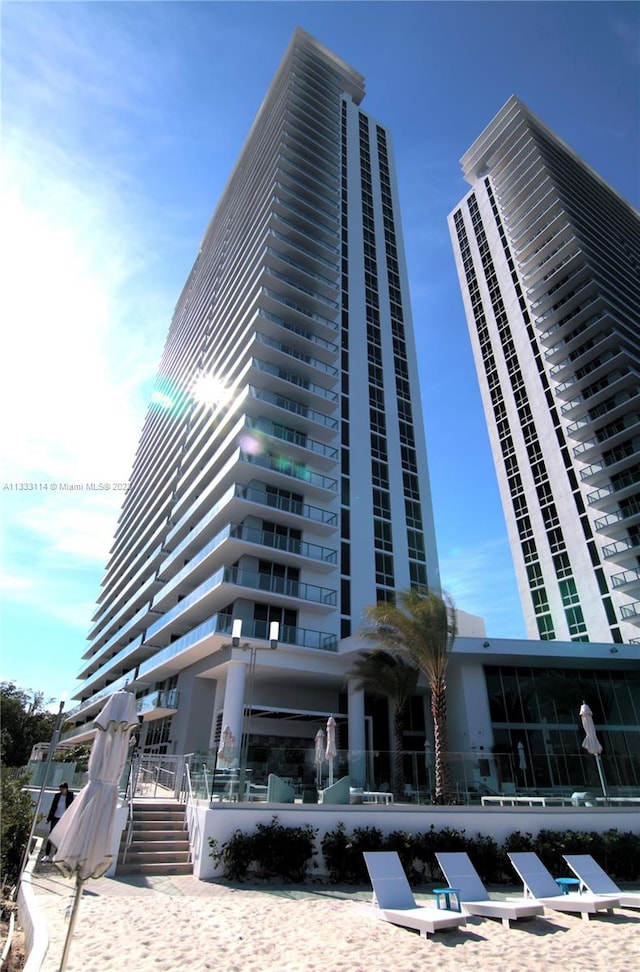 16385 Biscayne Blvd Unit 2016, North Miami Beach, FL 33160 - view of building exterior