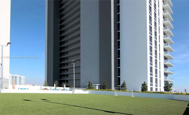 16385 Biscayne Blvd Unit 2016, North Miami Beach, FL 33160 - view of building exterior