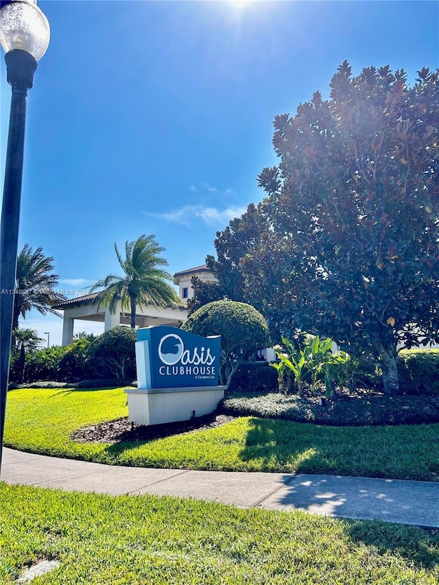 community / neighborhood sign featuring a yard