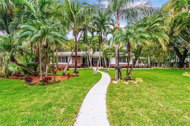 view of front of property featuring a front yard