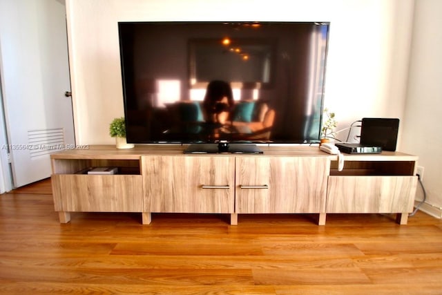 interior details with light hardwood / wood-style flooring