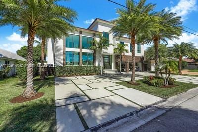 view of front of home featuring a front yard