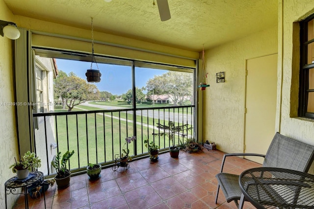 sunroom with ceiling fan