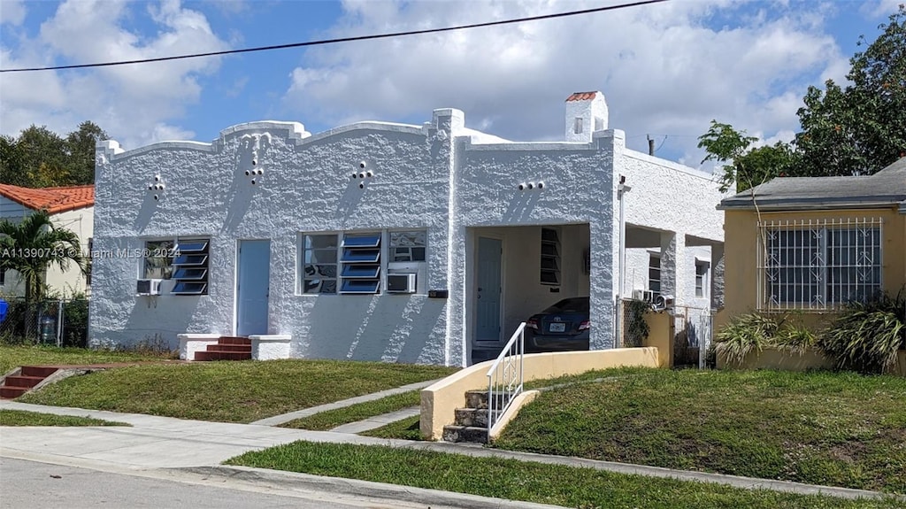 view of front of house featuring a carport and a front yard