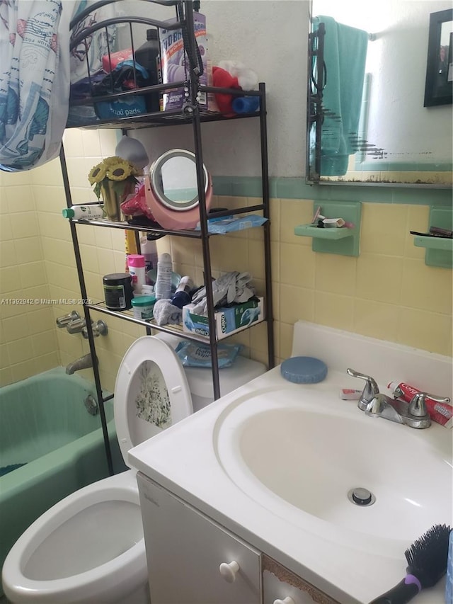 full bathroom featuring vanity, toilet, and tiled shower / bath combo