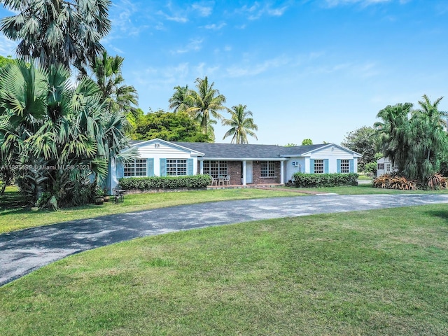 single story home with a front yard