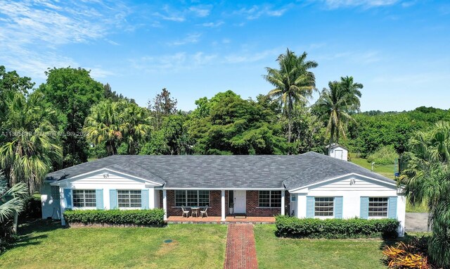 single story home featuring a front lawn