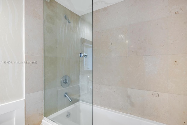 bathroom featuring tiled shower / bath combo