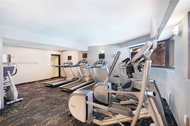 exercise room with carpet flooring