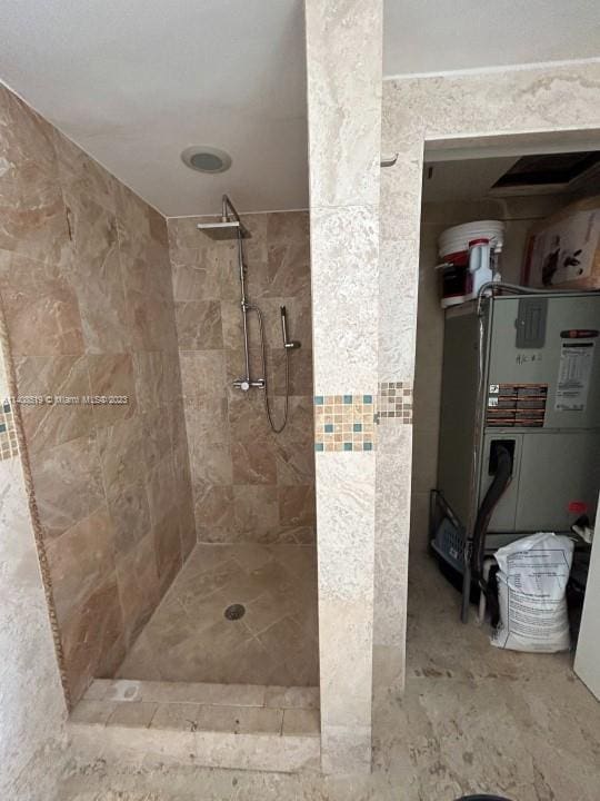 bathroom featuring tiled shower