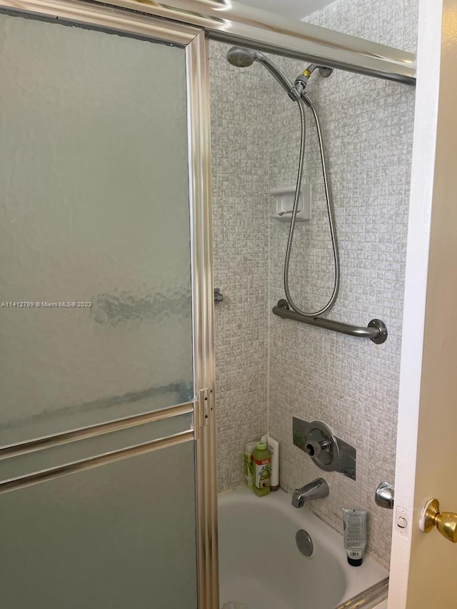 bathroom with enclosed tub / shower combo