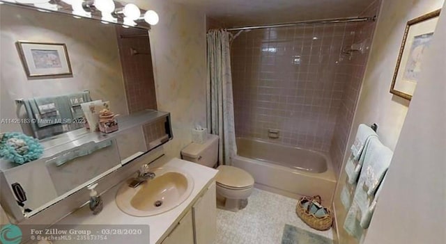 full bathroom with tile floors, toilet, shower / bathtub combination with curtain, and oversized vanity