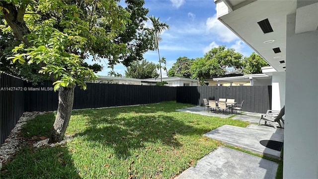 view of yard featuring a patio area