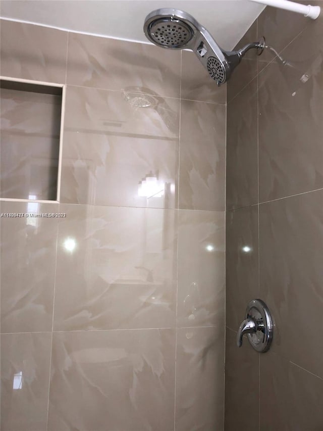 room details featuring a tile shower